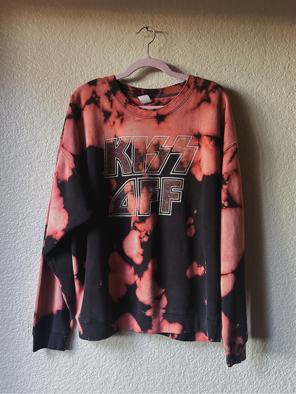 Junk Food Graphic 'KISS OFF' Bleach-Dyed Sweatshirt - Black & Coral